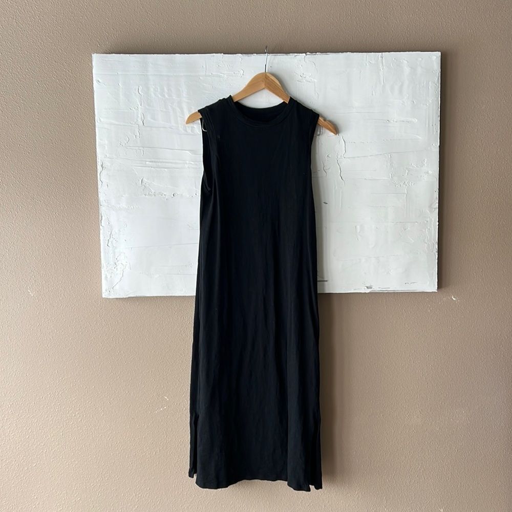 Women’s universal thread size small T-shirt sleeveless dress - midi length